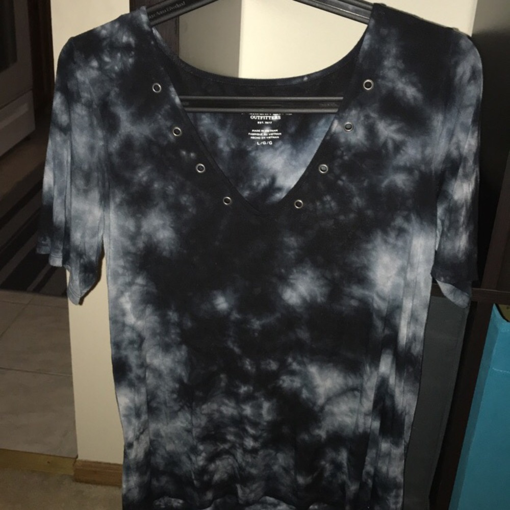 Grommet Neck V Neck Shirt